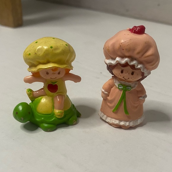 ✨ vintage✨ 1980’s strawberry shortcake Berry Patch Carry Case Cupboard figures - Picture 4 of 4